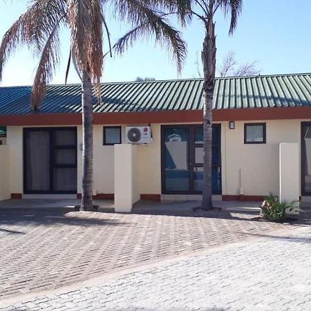 Ry Courtyard Hotel Oshakati Exterior photo